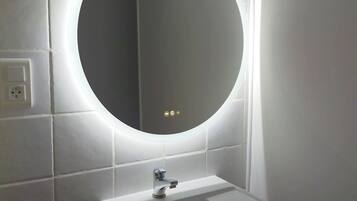 Haartrockner, Handtücher, Seife, Shampoo