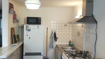 Een koelkast, een microgolfoven, een oven, een kookplaat