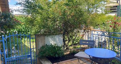 Studio ideally located at the foot of the Napoleon Bridge