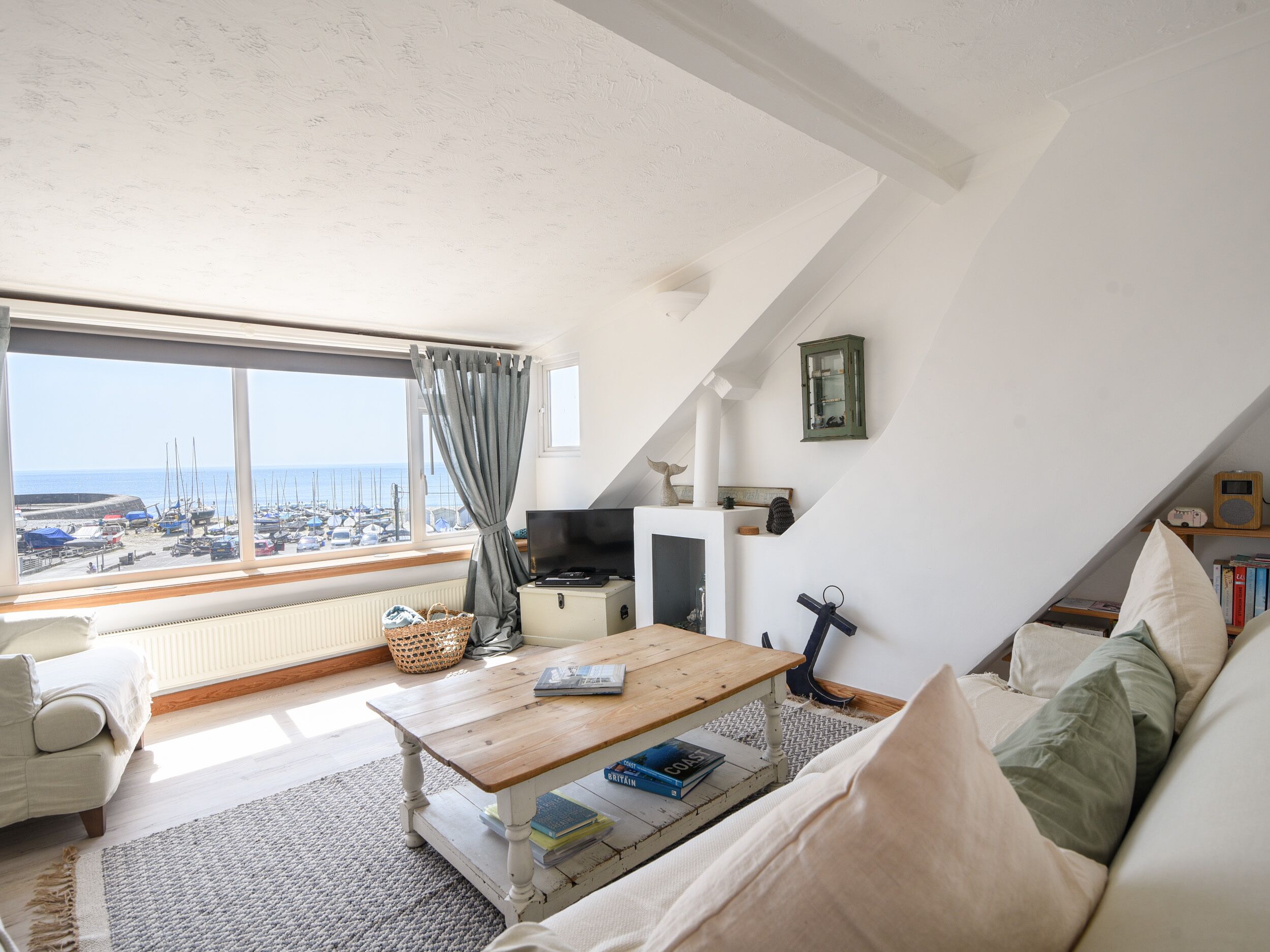 THE PENTHOUSE @ NO 5, family friendly in Lyme Regis