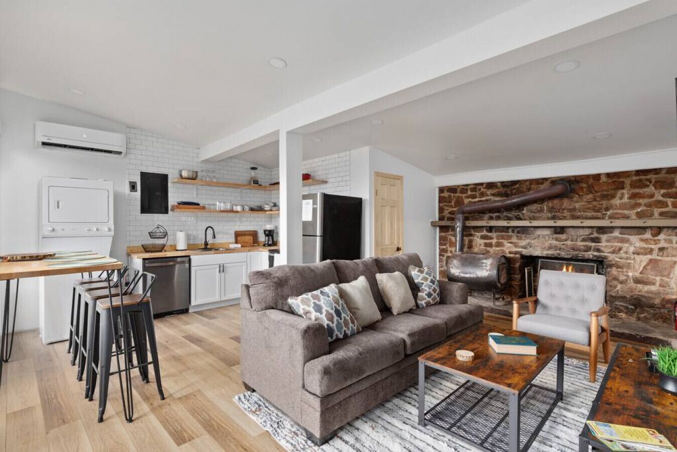 Lazy Lake 3BR Cabin w/ Mtn Views + Hot Tub +Wi-Fi