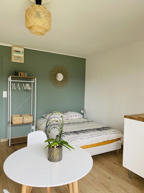 1 bedroom, bed sheets