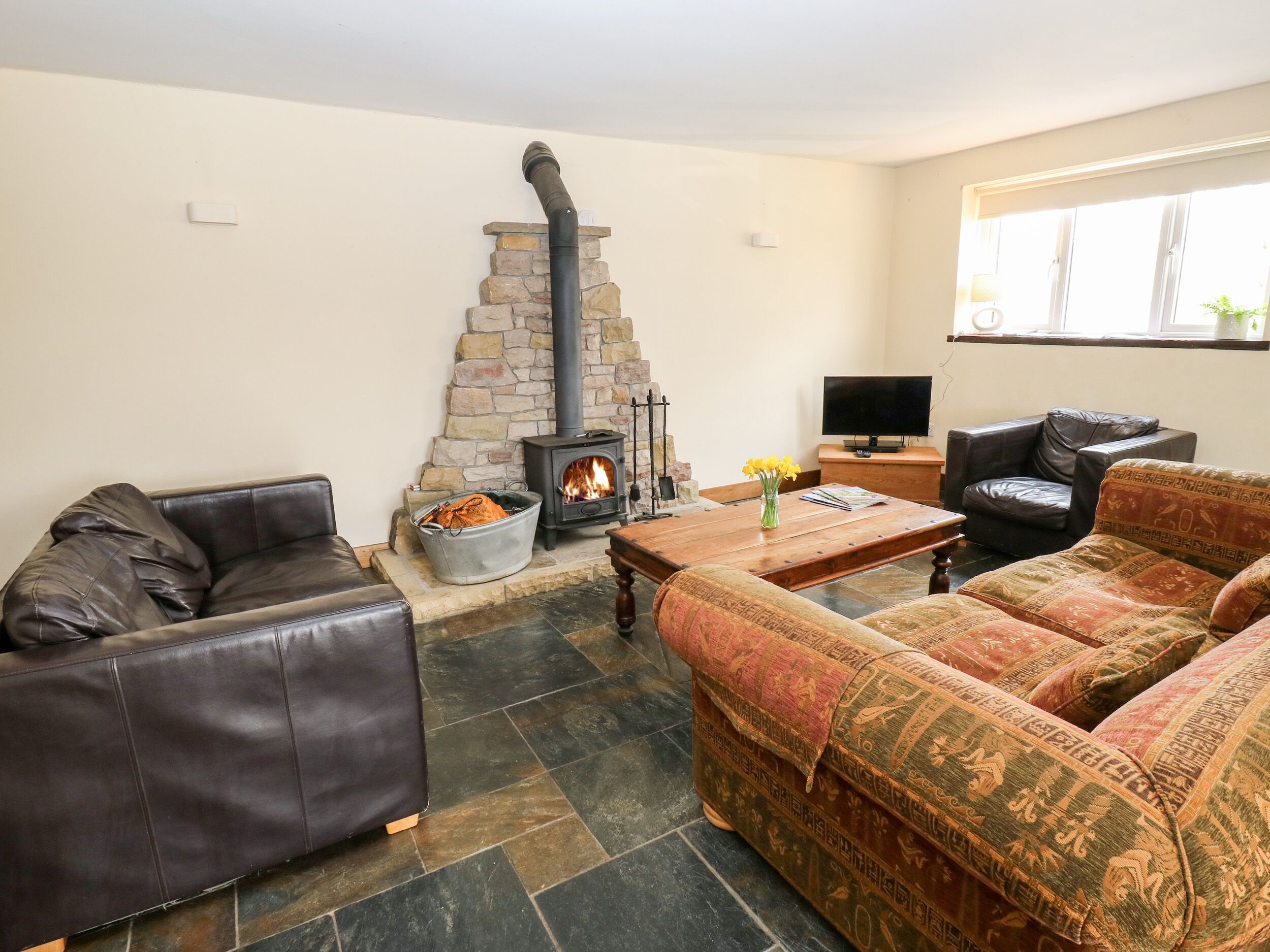 THE BIKE SHED, pet friendly, with open fire in New Mills