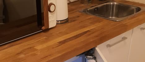 Refrigerador con freezer, microondas, horno, placa de cocina