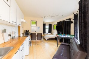 Studio | Living area | Flat-screen TV, video-game console, computer monitors - Umbrella Properties Apartment Birmingham (Birmingham)