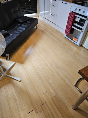 Estudio | Escritorio, cortinas opacas, sistema de insonorización