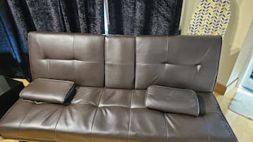 Studio | Living area | Flat-screen TV, video-game console, computer monitors