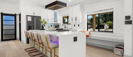 ثلاجة، ميكروويف، فرن، موقد طهي مسطح