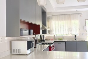 Fridge, microwave, oven, stovetop