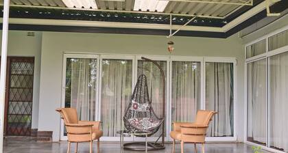 Cozy Suburban Home with big pool, <5 minutes to City, Avondale/Groombridge shops