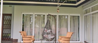 Cozy Suburban Home with big pool, <5 minutes to City, Avondale/Groombridge shops