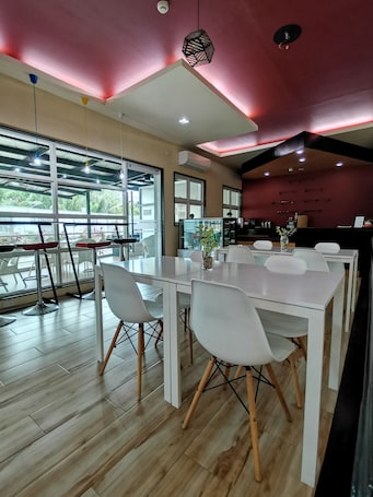 Cafe. La Piazza Hotel and Convention Center