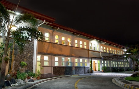 Exterior. La Piazza Hotel and Convention Center