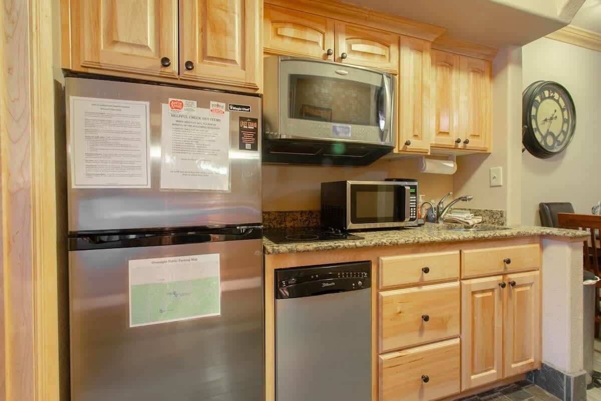 Fridge, microwave, stovetop, dishwasher