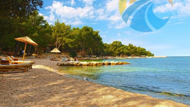A beach with sun loungers, a gazebo, and a clear view of the sea. - Apartment 2224/67734 (Istria - Rovinj), 800m from the beach (Rovinj)