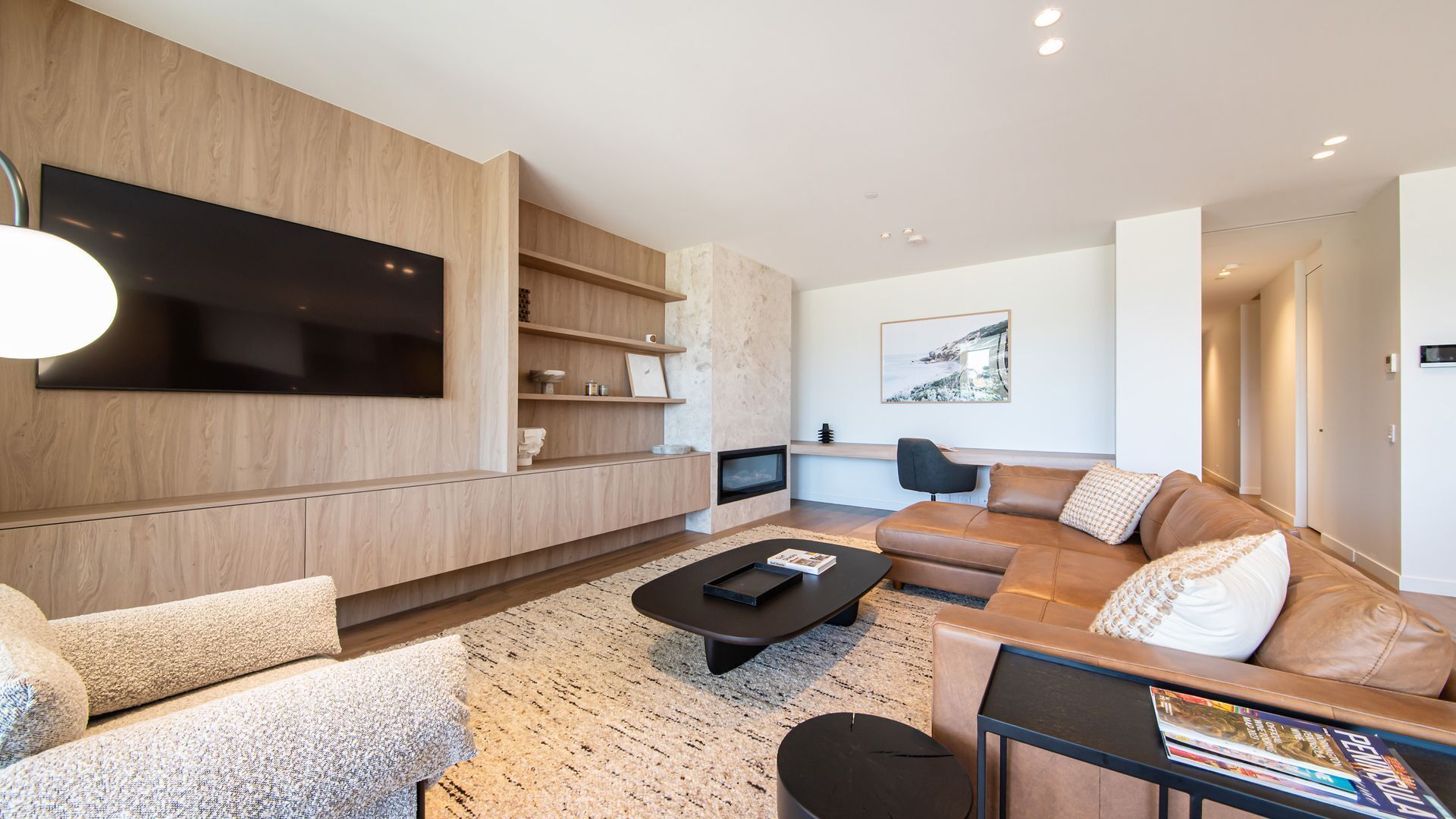 Smart TV, fireplace