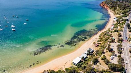 Beach nearby. Oceano Residence Mornington