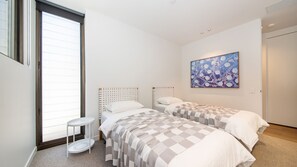 3 عدّة غرف نوم ومكتب ومكواة/لوح كي وسرير سفر