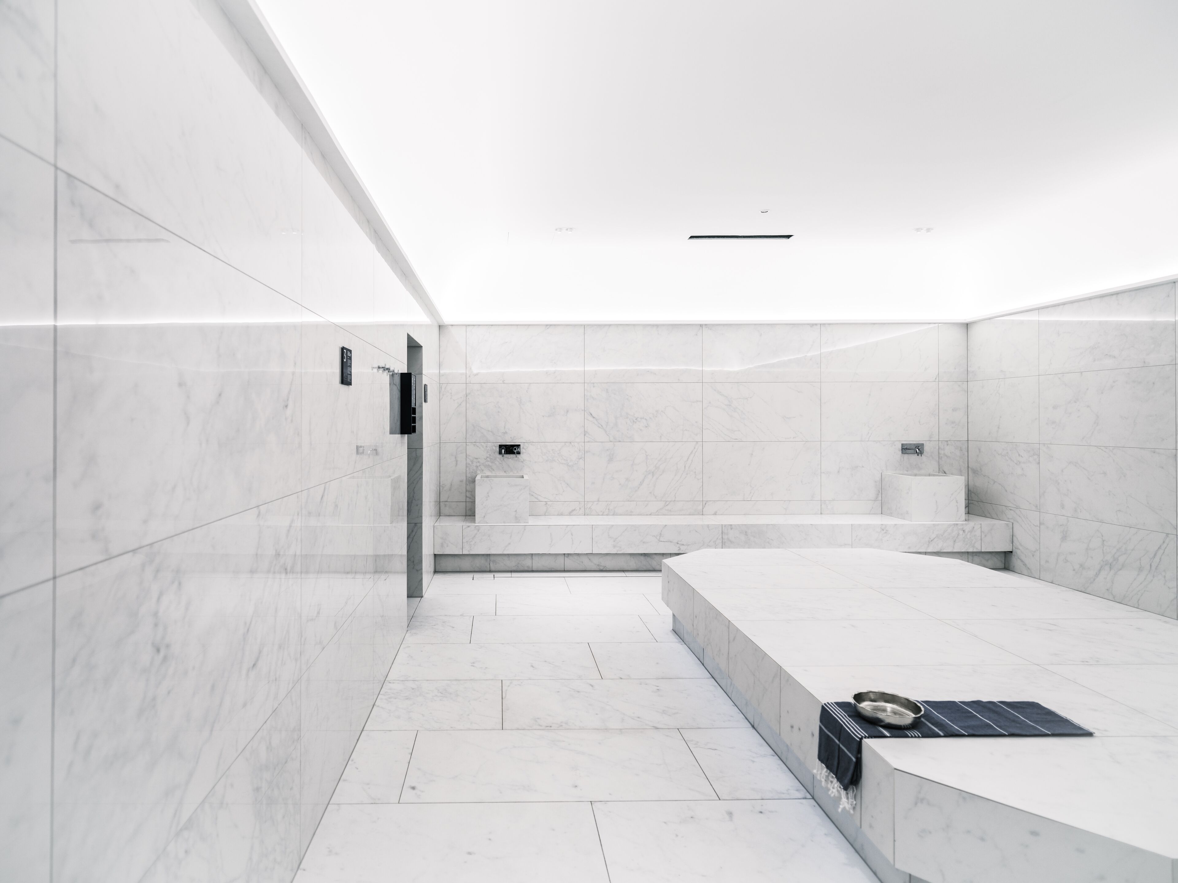 Área de tratamento externa, sauna seca, banheira de hidromassagem