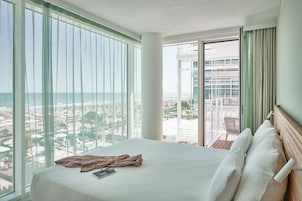 Exclusive-Apartment, 3 Schlafzimmer, Terrasse, Meerblick | Zimmersafe, Schreibtisch, Verdunkelungsvorhänge, kostenloses WLAN