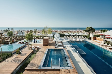 Una piscina techada, 2 piscinas al aire libre, sombrillas. Falkensteiner Residences Jesolo