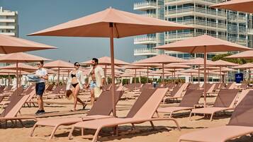 Playa privada, sillas reclinables de playa, sombrillas, bar en la playa