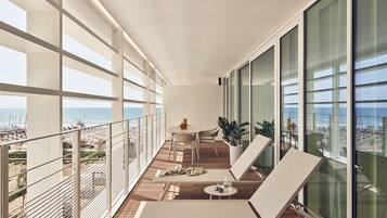 Deluxe-Apartment, 2 Schlafzimmer, Terrasse, eingeschränkter Meerblick | Terrasse/Patio