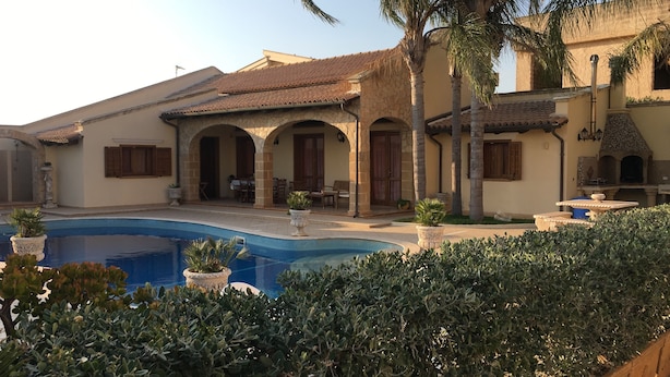 A Mediterranean-style villa with a swimming pool, stone arches, and a patio area. - PRESTIGIOSA E SINGOLARE VILLA CON APPARTAMENTO CAMERE E PISCINA AD USO ESCLUSIVO (MAZARA DEL VALLO)