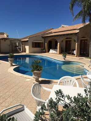 Outdoor pool - PRESTIGIOSA E SINGOLARE VILLA CON APPARTAMENTO CAMERE E PISCINA AD USO ESCLUSIVO (MAZARA DEL VALLO)