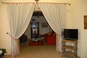 TV - PRESTIGIOSA E SINGOLARE VILLA CON APPARTAMENTO CAMERE E PISCINA AD USO ESCLUSIVO (MAZARA DEL VALLO)
