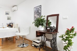 Premium Penthouse, 3 Bedrooms, Corner | Living area | 120-cm LED TV with cable channels, TV, Netflix - Apartments Leone (Split)