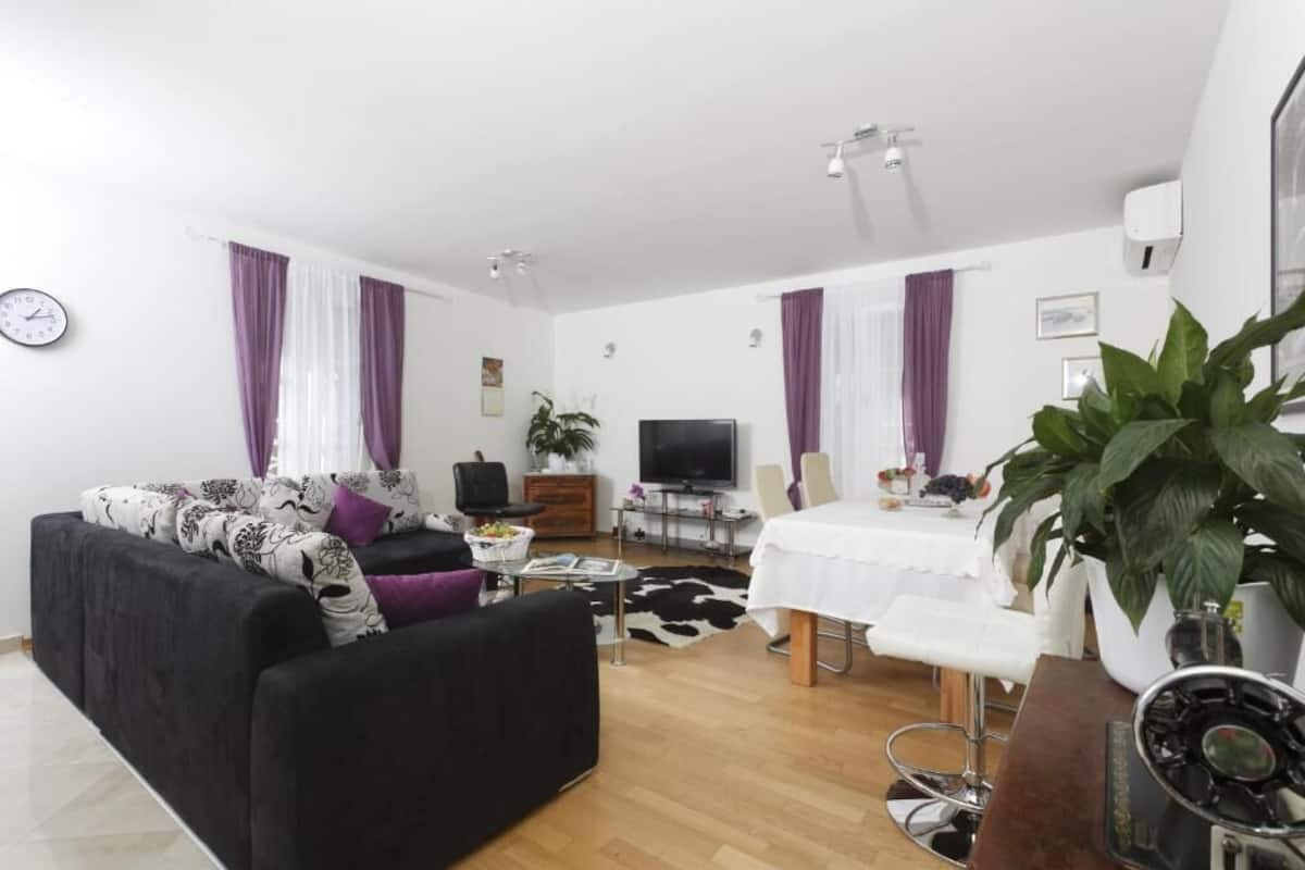Premium Penthouse, 3 Bedrooms, Corner | Living area | 120-cm LED TV with cable channels, TV, Netflix