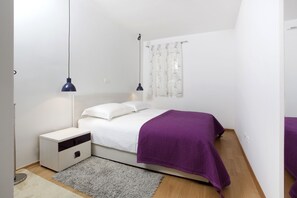 Deluxe Apartment, 1 King Bed, Ensuite, Executive Level | In-room safe, individually decorated, individually furnished, desk - Apartments Leone (Split)