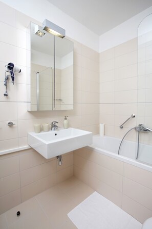 Appartement Confort, 2 chambres, 2 salles de bains, vue sur la ville | Salle de bain | Douche, douche cascade, articles de toilette (gratuits)