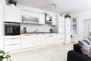 Premium Penthouse, 3 Bedrooms, Corner | Private kitchen | Full-size fridge, microwave, oven, dishwasher - Apartments Leone (Split)