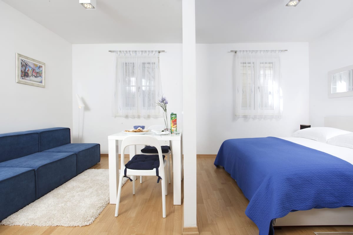 Elite Studio Suite | In-room safe, desk, laptop workspace, soundproofing