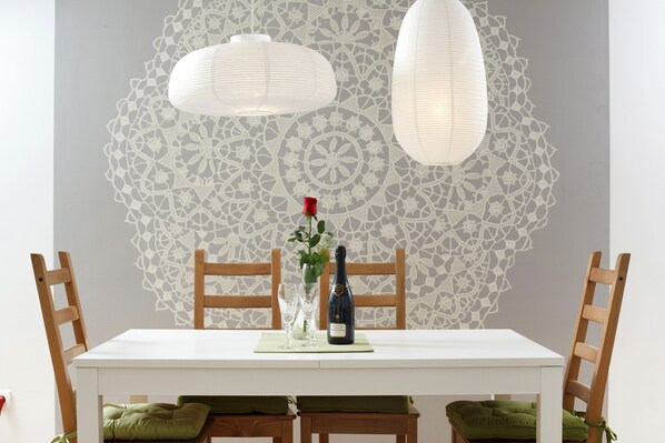 Deluxe Apartment, 1 King Bed, Ensuite, Executive Level | Dining room