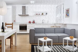 Deluxe Apartment, 1 King Bed, Ensuite, Executive Level | Living area | 120-cm LED TV with cable channels, TV, Netflix - Apartments Leone (Split)