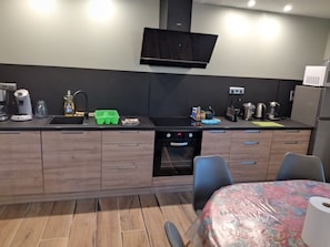 Fridge, microwave, oven, stovetop - L'ECURIE gîte 3*** 4 pers Auderville La Hague on the GR 223, free WI-FI (la hague)
