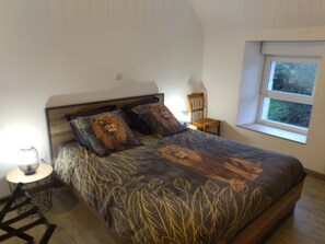 2 bedrooms, in-room safe, desk, iron/ironing board