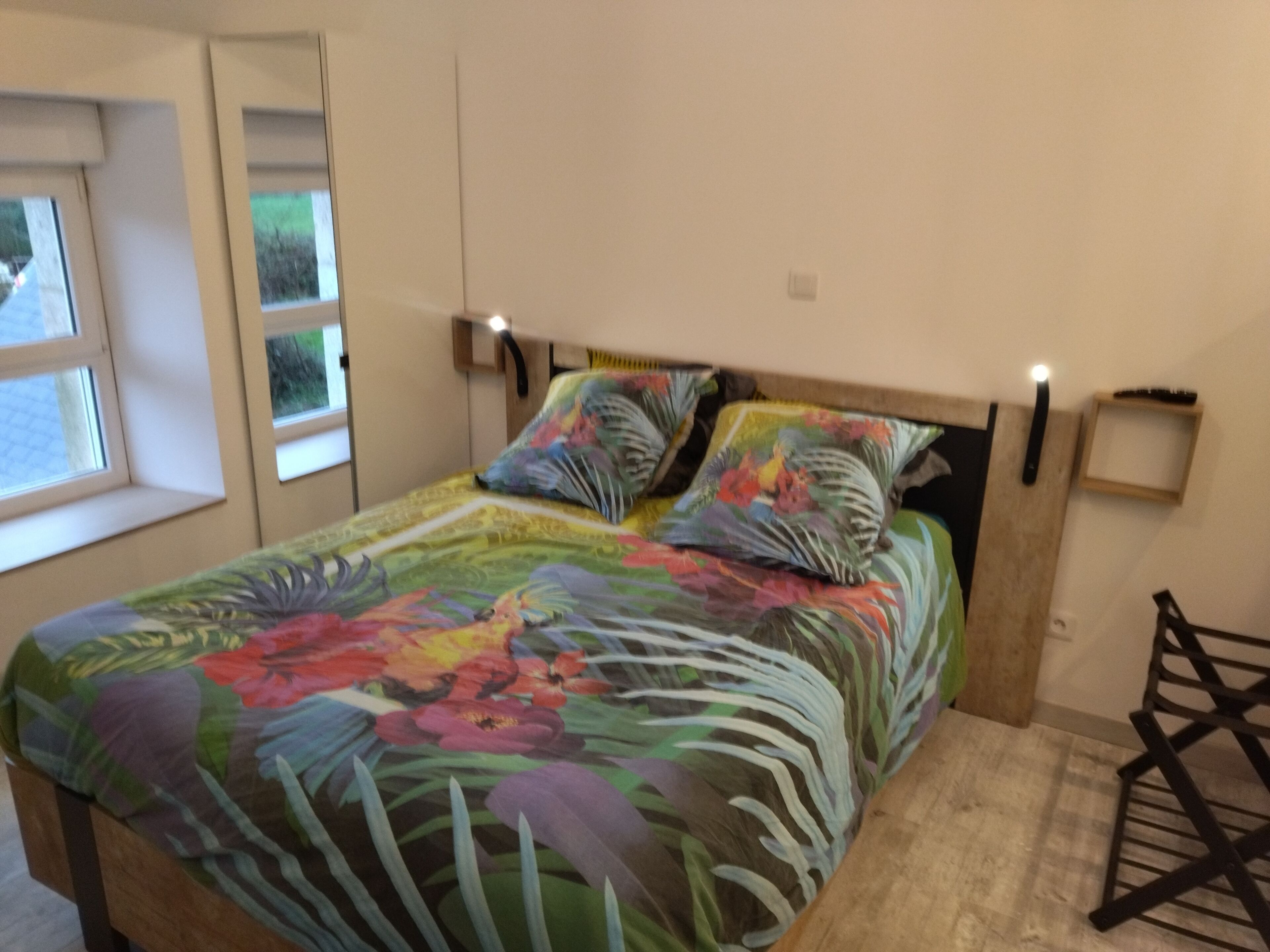 2 makuuhuonetta, tallelokero huoneessa, työpöytä, silitysrauta/-lauta