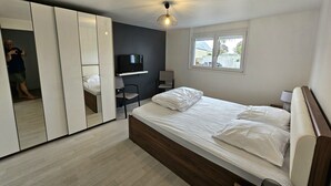 4 chambres, bureau, fer et planche à repasser, lit de bébé portatif