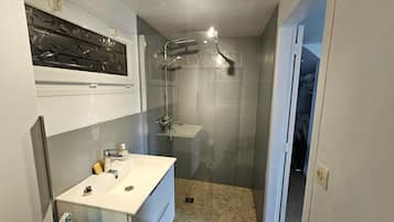 Douche, sĂšche-cheveux, bidet