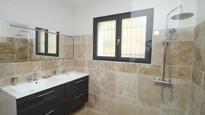Dusche, Haartrockner, Handtücher, Seife
