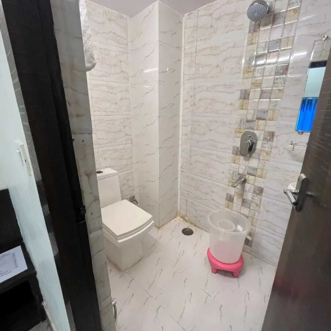 Une salle de bain avec des toilettes, une douche et un lavabo.