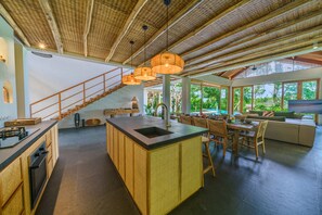 Villa de lujo | Cocina privada | Refrigerador con congelador, microondas, parrilla de estufa y tostadora 