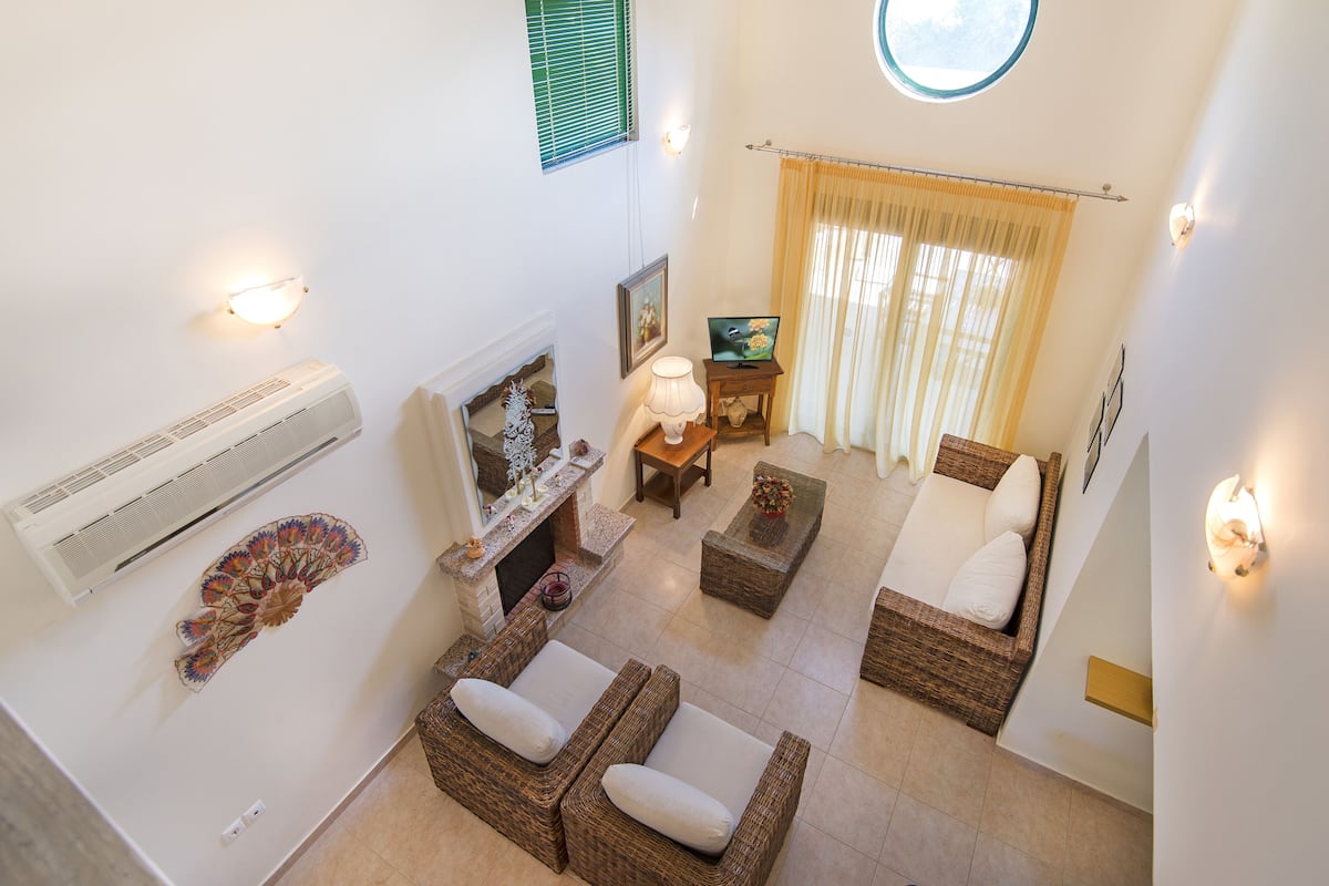 Villa familiar | Zona de estar | Una chimenea
