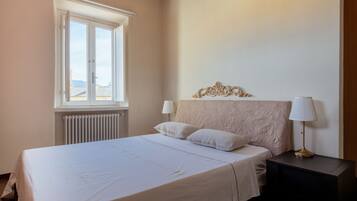 1 bedroom, bed sheets