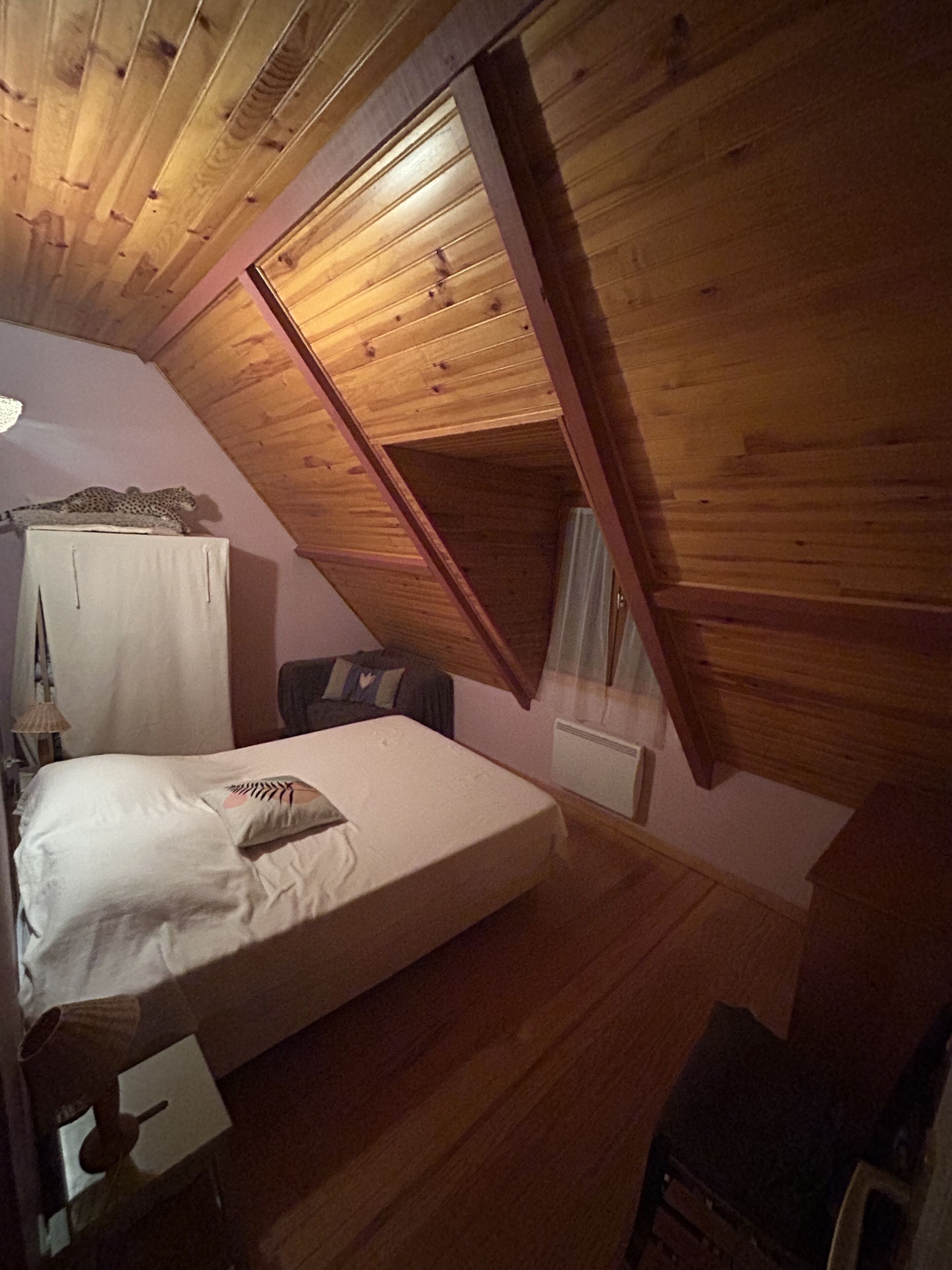 3 bedrooms, travel crib, bed sheets