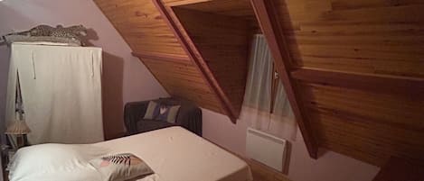 3 bedrooms, travel crib, bed sheets